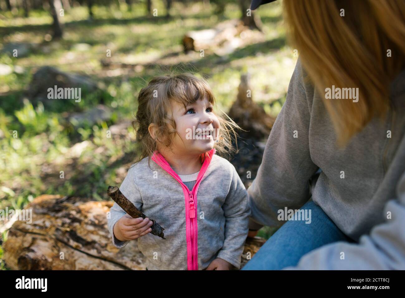 Piccola figlia (2-3) con la madre che si accampava a Uinta-Wasatch-cache National Foresta Foto Stock