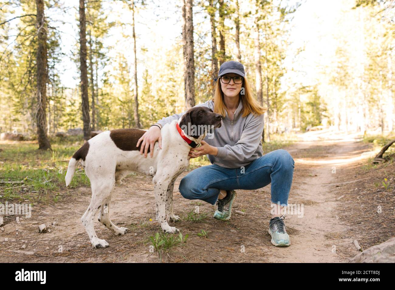 Donna con il suo cane in Uinta-Wasatch-cache National Forest Foto Stock