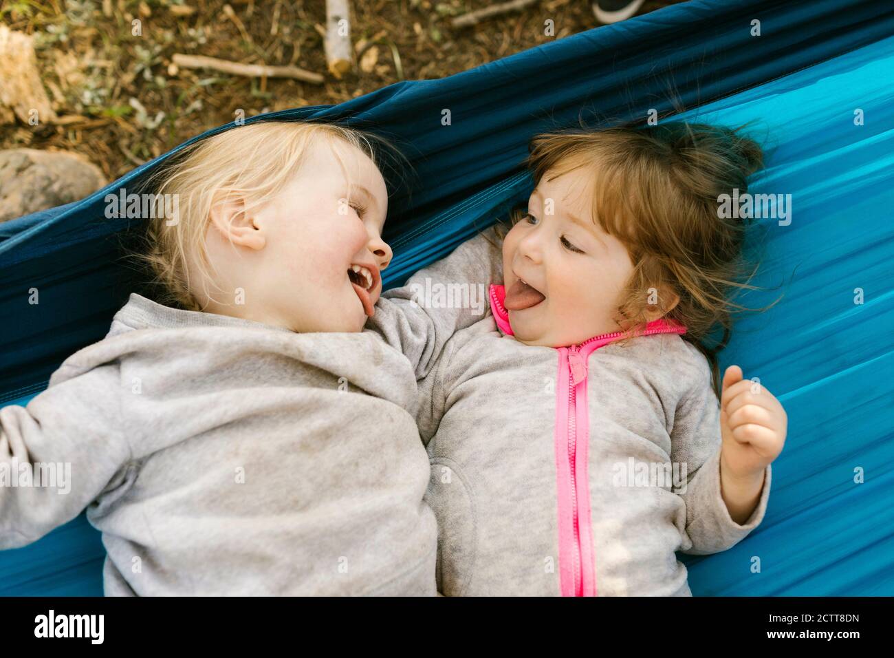 Bambine (2-3) che giocano in amaca nella foresta nazionale di Uinta-Wasatch-cache Foto Stock