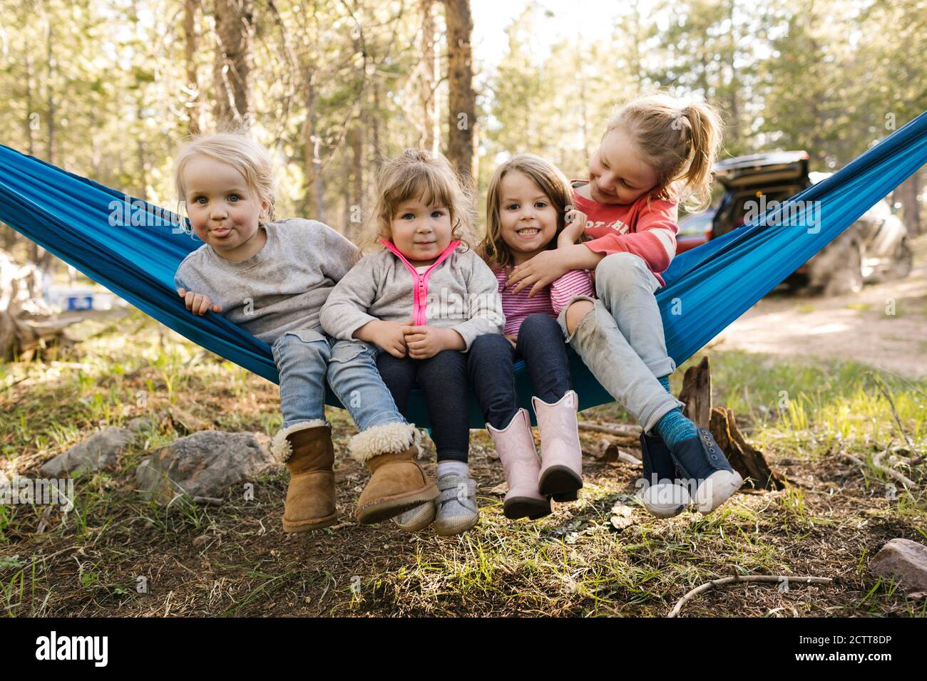 Ragazze (2-3, 4-5, 6-7) in amaca a Uinta-Wasatch-cache National Forest Foto Stock