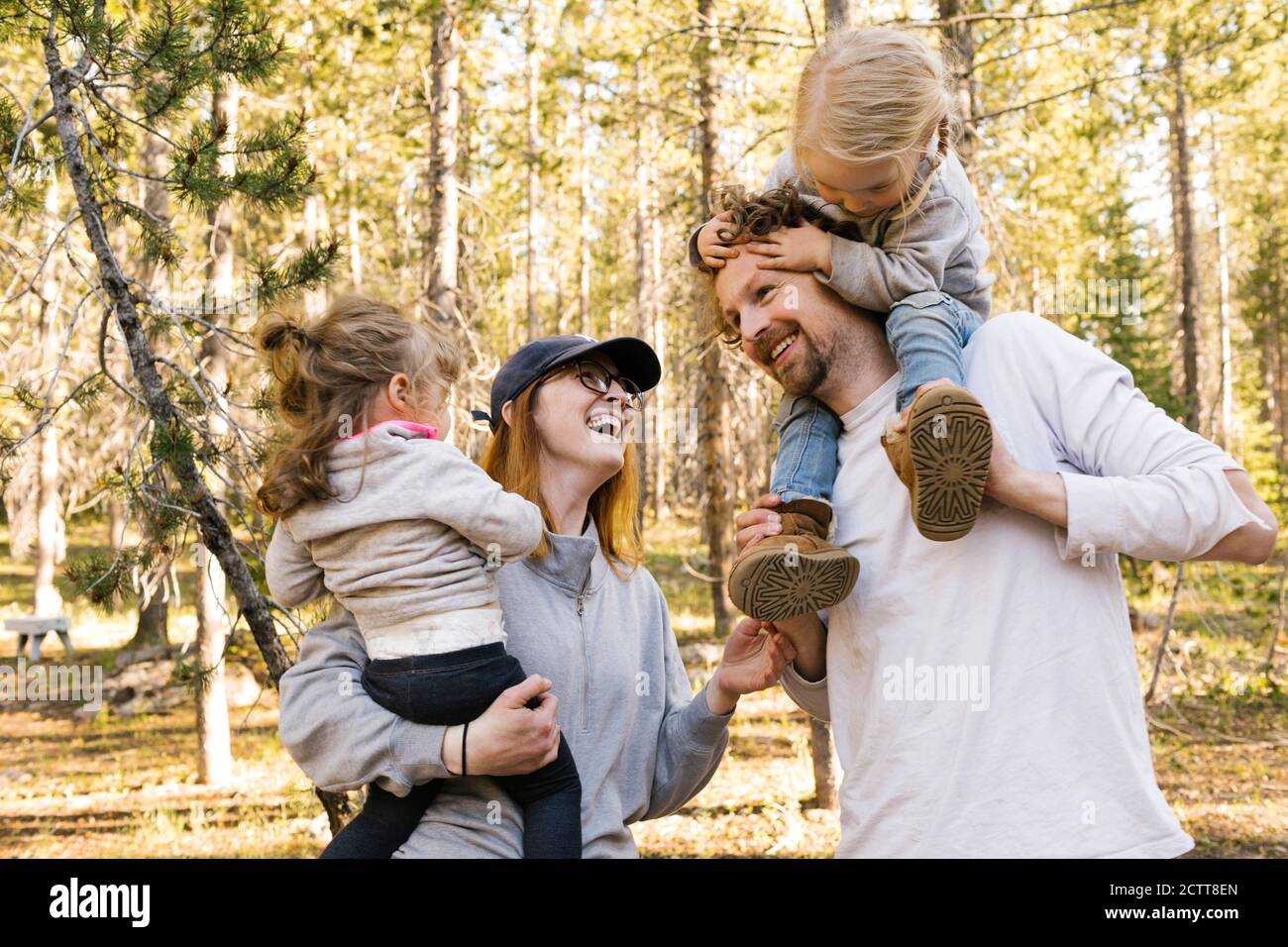 Felici genitori che portano piccole figlie (2-3) nella foresta nazionale di Uinta-Wasatch-cache Foto Stock