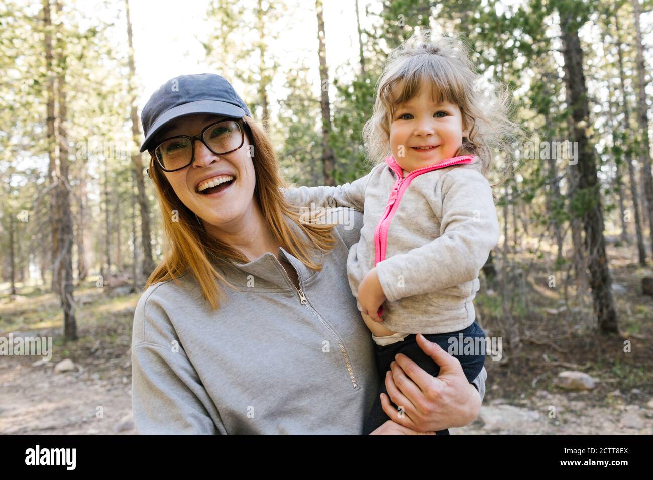 Ritratto di madre felice con figlia piccola (2-3) in Uinta-Wasatch-cache Foresta Nazionale Foto Stock
