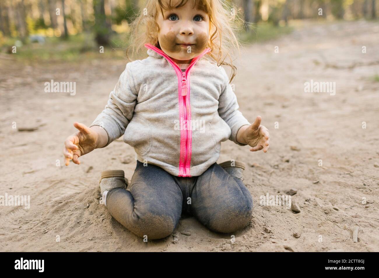 Ragazza (2-3) che gioca nella sabbia, Wasatch cache National Forest Foto Stock