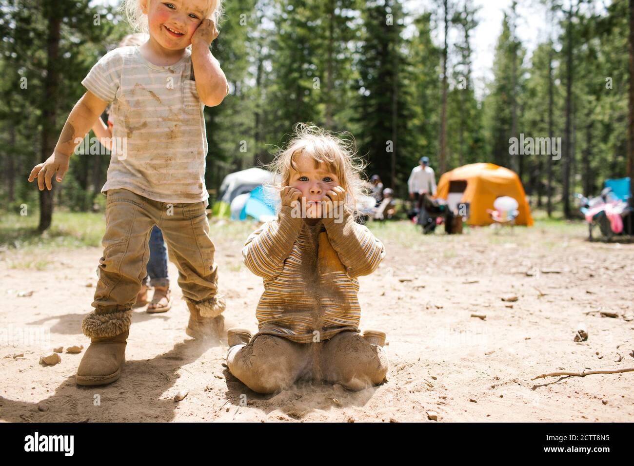 Ragazze (2-3) che giocano nella sabbia sul campeggio, Wasatch-cache National Forest Foto Stock Ragazze (2-3) che giocano nella sabbia sul campeggio, Wasatch-cache National Forest Foto Stock