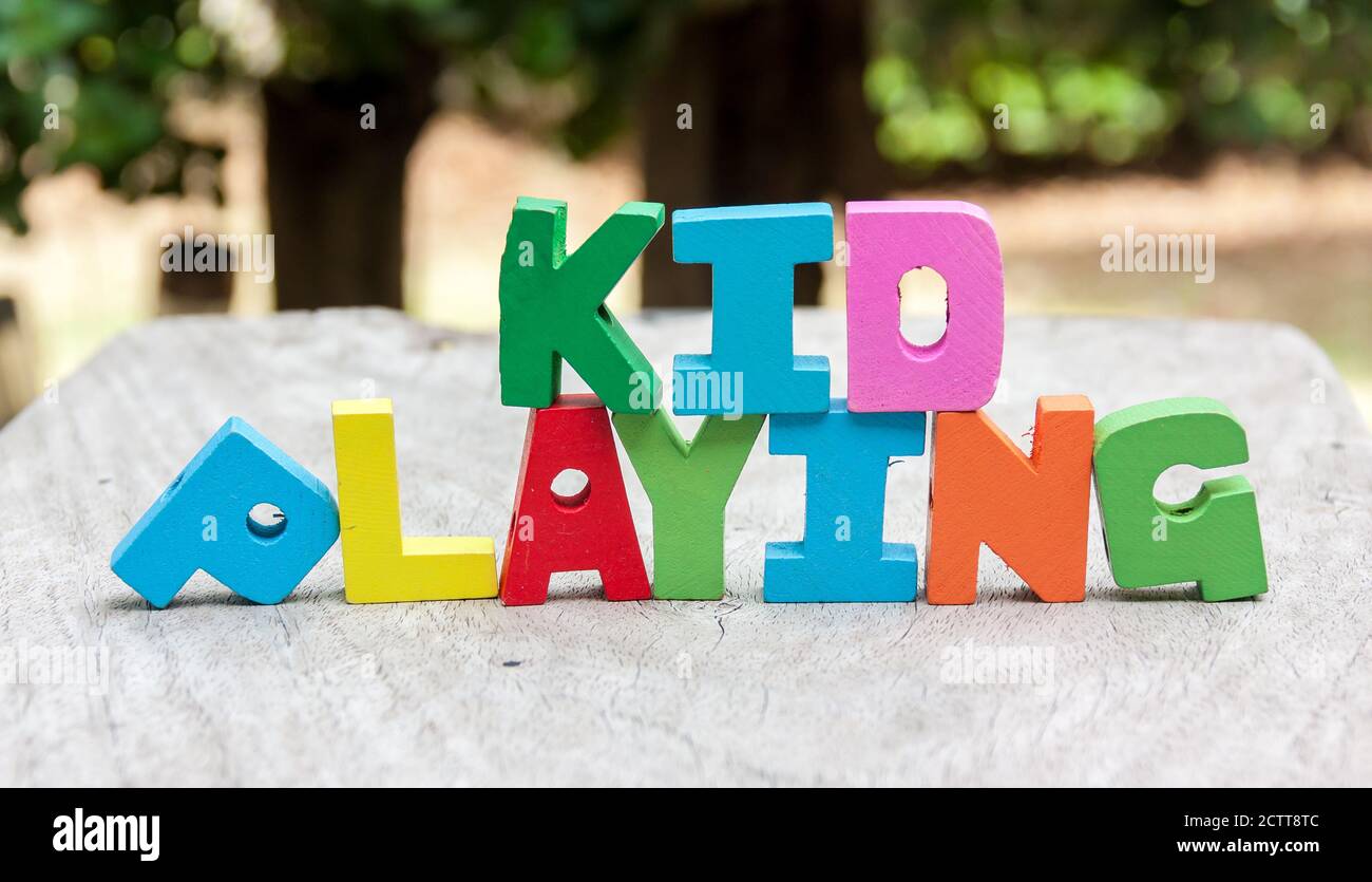 Blocco di alfabeto colorato con Kid che gioca la formulazione per giocare all'aperto su tavolo di legno, imparare dal concetto di casa. Foto Stock