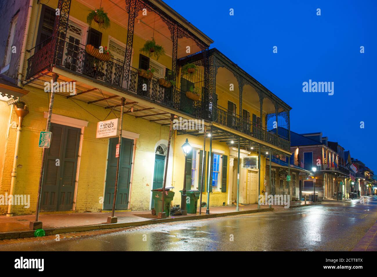 Edifici storici in Bourbon Street tra Orleans Street e St Ann Street nel quartiere francese di New Orleans, Louisiana, USA. Foto Stock