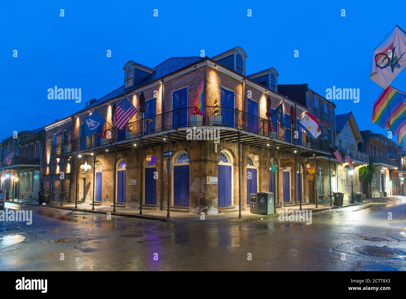 Edifici storici all'angolo tra Bourbon Street e St. Ann Street nel quartiere francese di notte a New Orleans, Louisiana, USA. Foto Stock