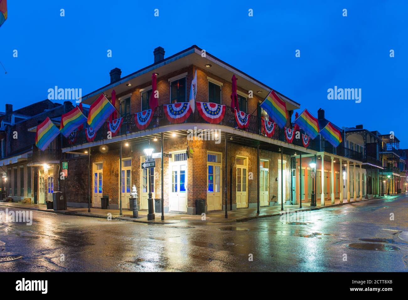 Edifici storici all'angolo tra Bourbon Street e St. Ann Street nel quartiere francese di notte a New Orleans, Louisiana, USA. Foto Stock