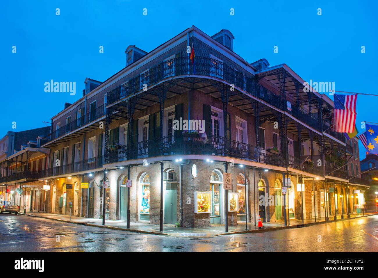Edifici storici all'angolo tra Royal Street e St. Ann Street nel quartiere francese di notte a New Orleans, Louisiana, USA. Foto Stock