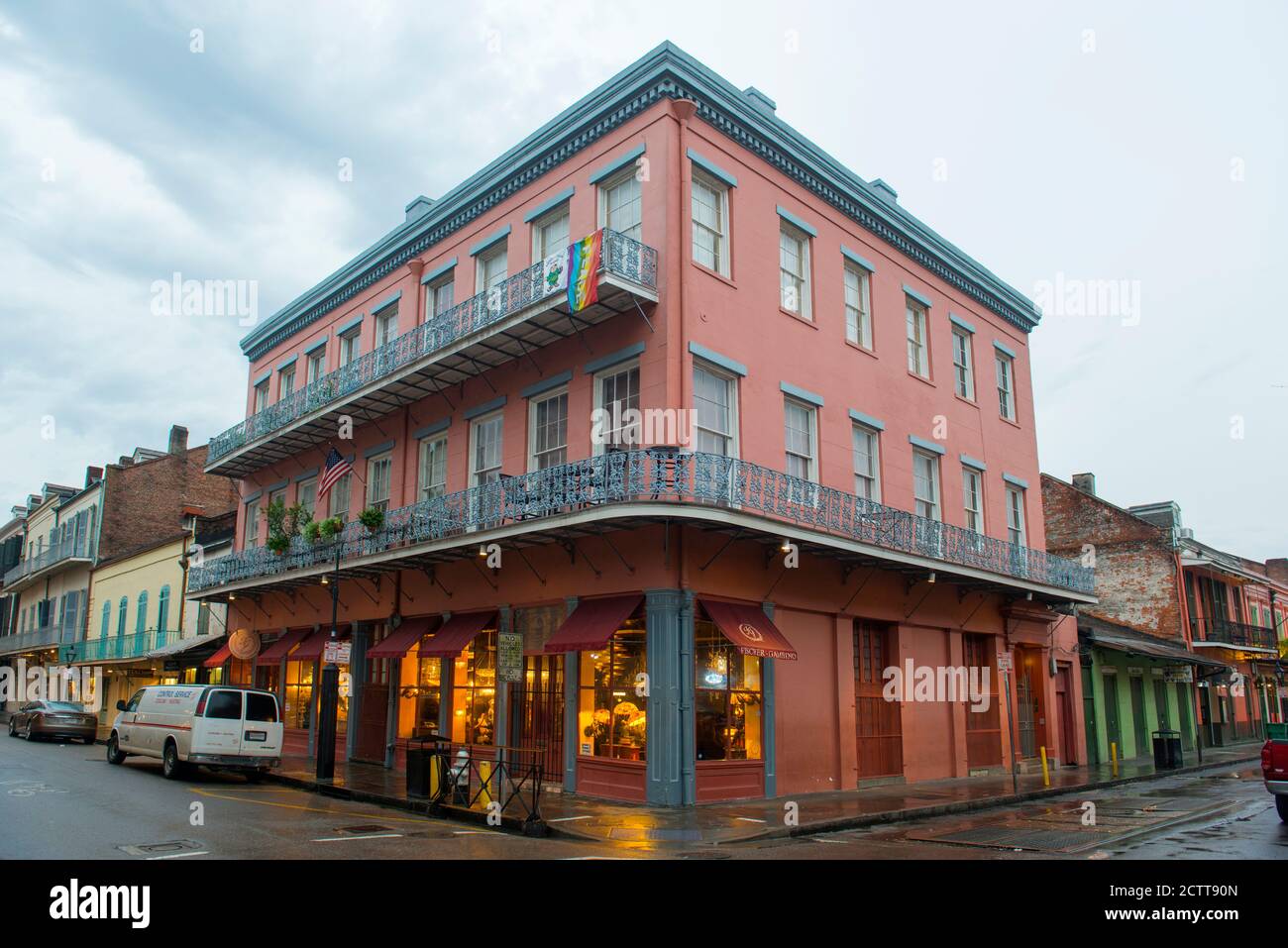 Edifici storici all'angolo tra Royal Street e St. Peter Street nel quartiere francese di New Orleans, Louisiana, USA. Foto Stock