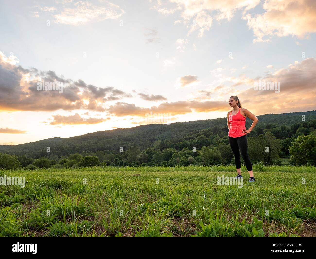 runner all'aperto al tramonto. Foto Stock