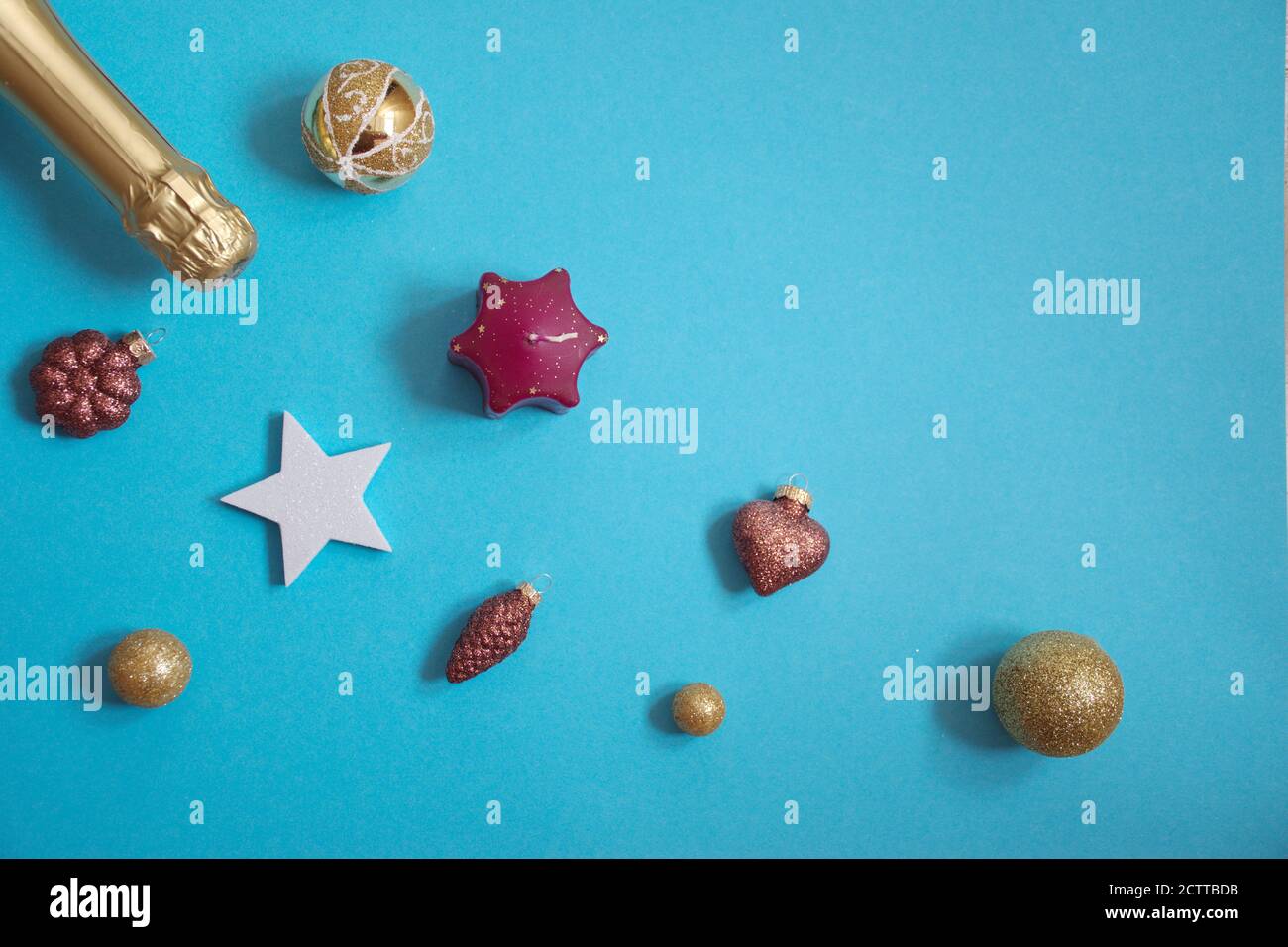 Piatto di laici della bottiglia contro lo sfondo blu glitter con ornamenti Christms Foto Stock