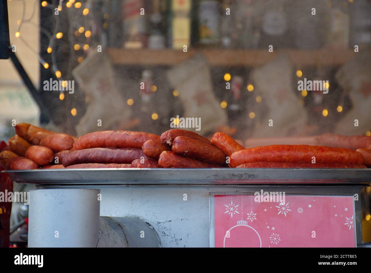 Cucina di strada salsicce per la vendita durante il tempo di Avvento in Croazia Foto Stock