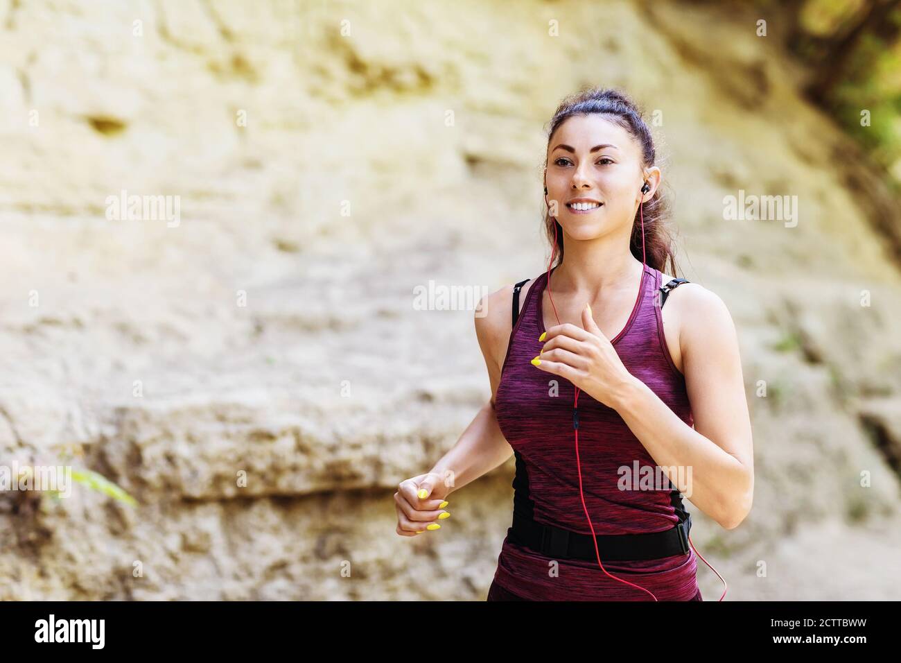 Giovane donna in abbigliamento sportivo è jogging all'aria aperta. Concetto di stile di vita sano Foto Stock