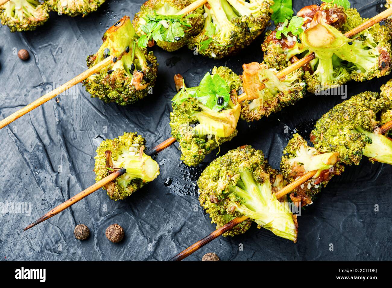 Kebab vegetale da cavolo di broccoli. Cavolo fritto su spiedini di legno Foto Stock