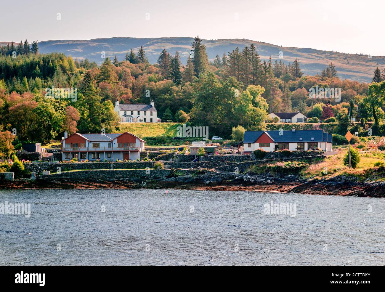 Cottage di fronte Loch Linnhe a Corran, un ex villaggio di pescatori, sul Corran Point, sul lato ovest del Corran Narrows di Loch Linnhe, in Scozia. Foto Stock