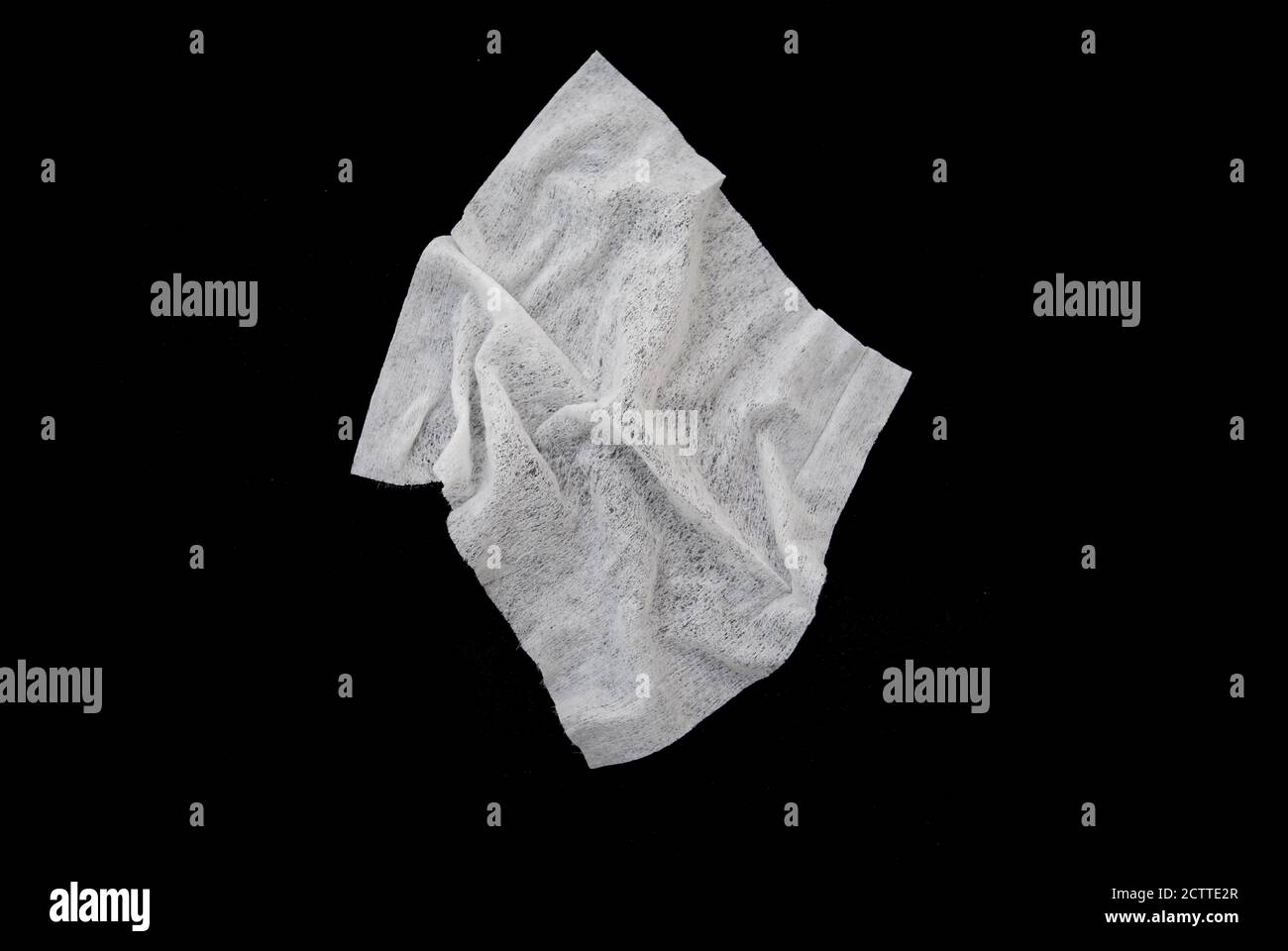 Panno di carta sgualcito o assorbente usato isolato su nero Foto Stock