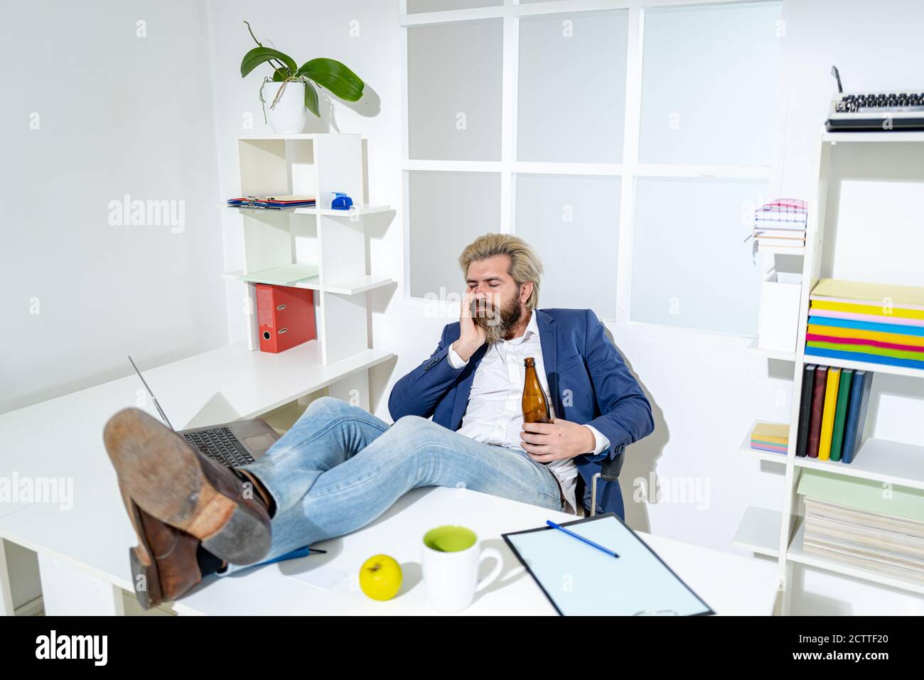 Uomo manager uomo d'affari ha lavorato con successo e alla fine della giornata, bevande birra. Drinker uomo depresso sconvolto dipendente da alcol bere da solo in Foto Stock