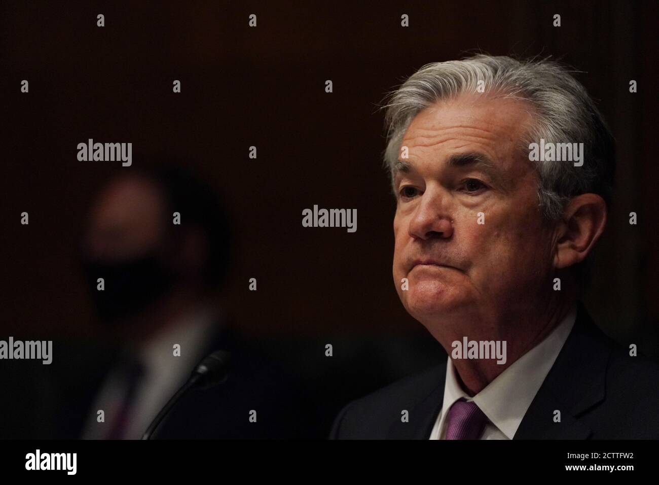 (200925) -- WASHINGTON, D.C., 25 settembre 2020 (Xinhua) -- il presidente della Federal Reserve degli Stati Uniti Jerome Powell testimonia un'audizione davanti al Comitato del Senato degli Stati Uniti sulle banche, gli alloggi e gli affari urbani su Capitol Hill a Washington, DC, gli Stati Uniti, 24 settembre 2020. PER ANDARE CON 'Spotlight: Il recupero del mercato del lavoro degli Stati Uniti va in bancarelle con il Congresso deadlocked su sollievo fiscale' (toni L. Sandys/Pool via Xinhua) Foto Stock