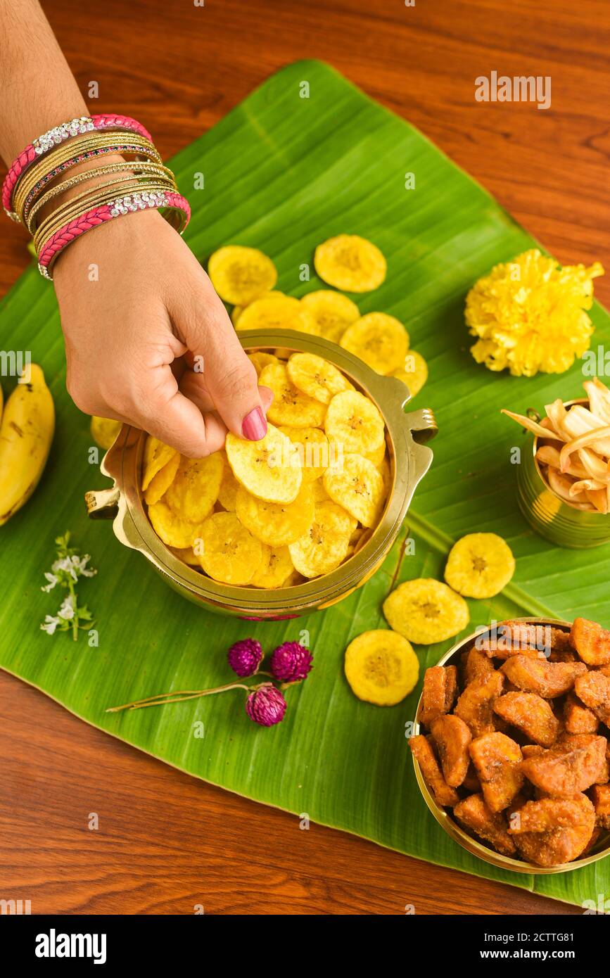 Kerala banana chips per Onam festival popolare spuntino fritto profondo tradizionale tè indiano del Sud tempo snack su foglia di banana, Kerala India. Fritto in cocco Foto Stock