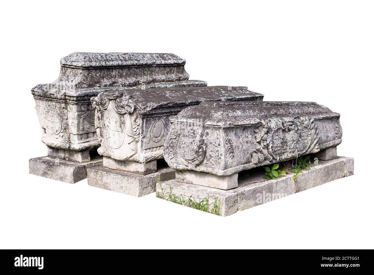Antiche tombe in pietra nella terra del cimitero Foto Stock