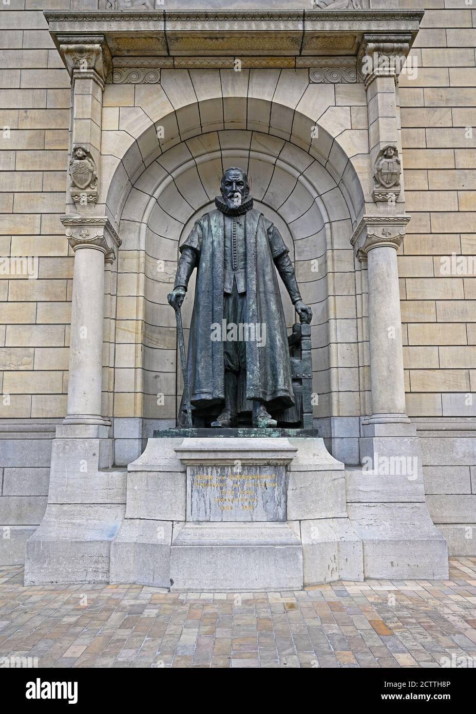 rotterdam, paesi bassi - 2019-09-06: statua di johan van oldenbarnevelt (1547-1619) sulla facciata anteriore del municipio di rotterdam su coolsingel -- [cr Foto Stock