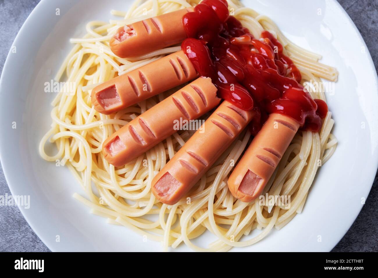 Halloween ricetta bambini spaghetti con salsicce a forma di dita Foto Stock