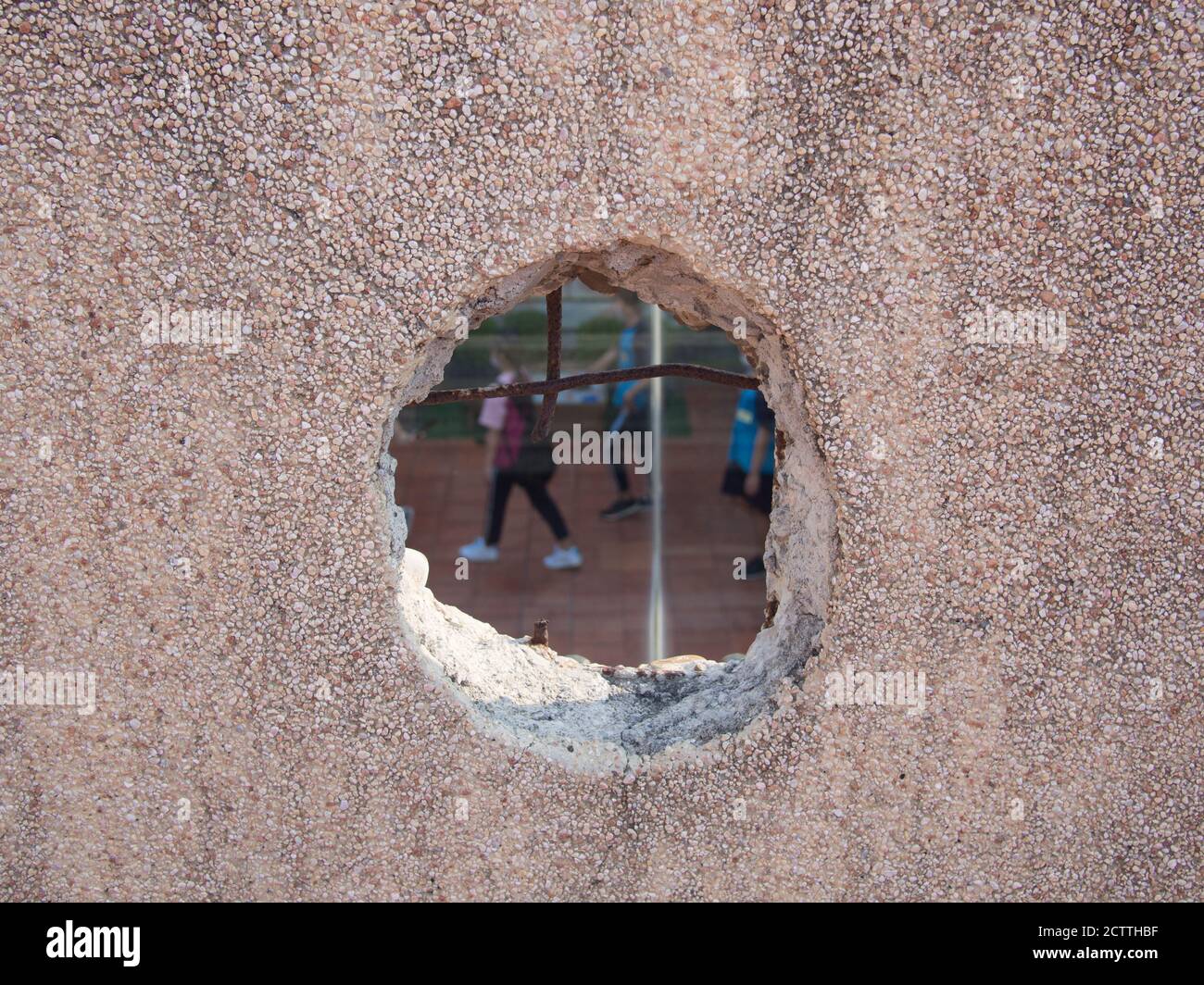 Un buco in un muro dal bombardamento da parte delle forze americane durante la seconda guerra mondiale all'ultimo piano del Hayashi Department Store a Tainan il 21 settembre 202 Foto Stock
