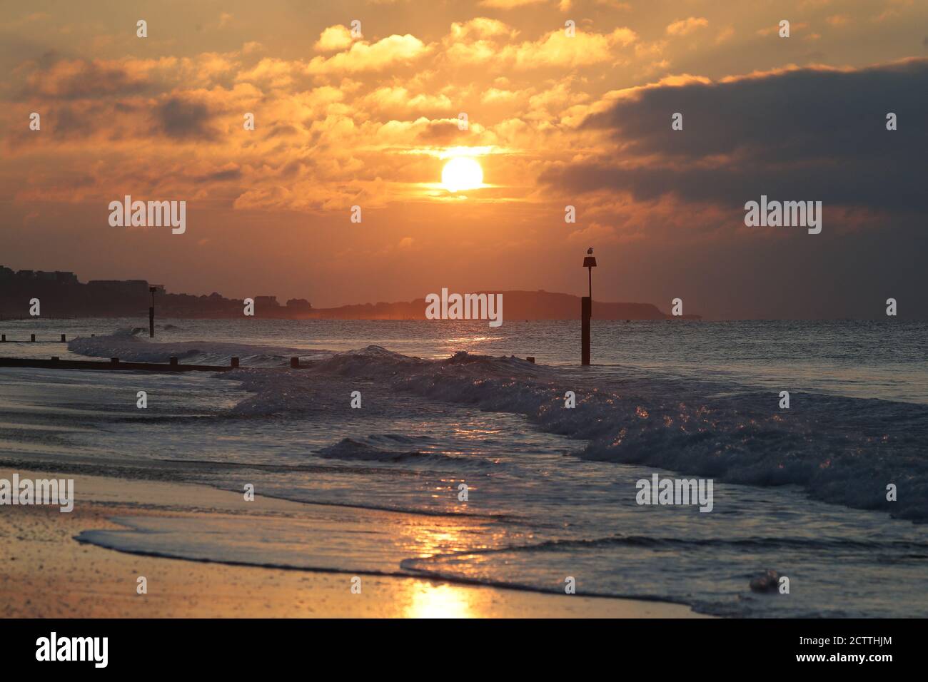 sole che sorge sul mare