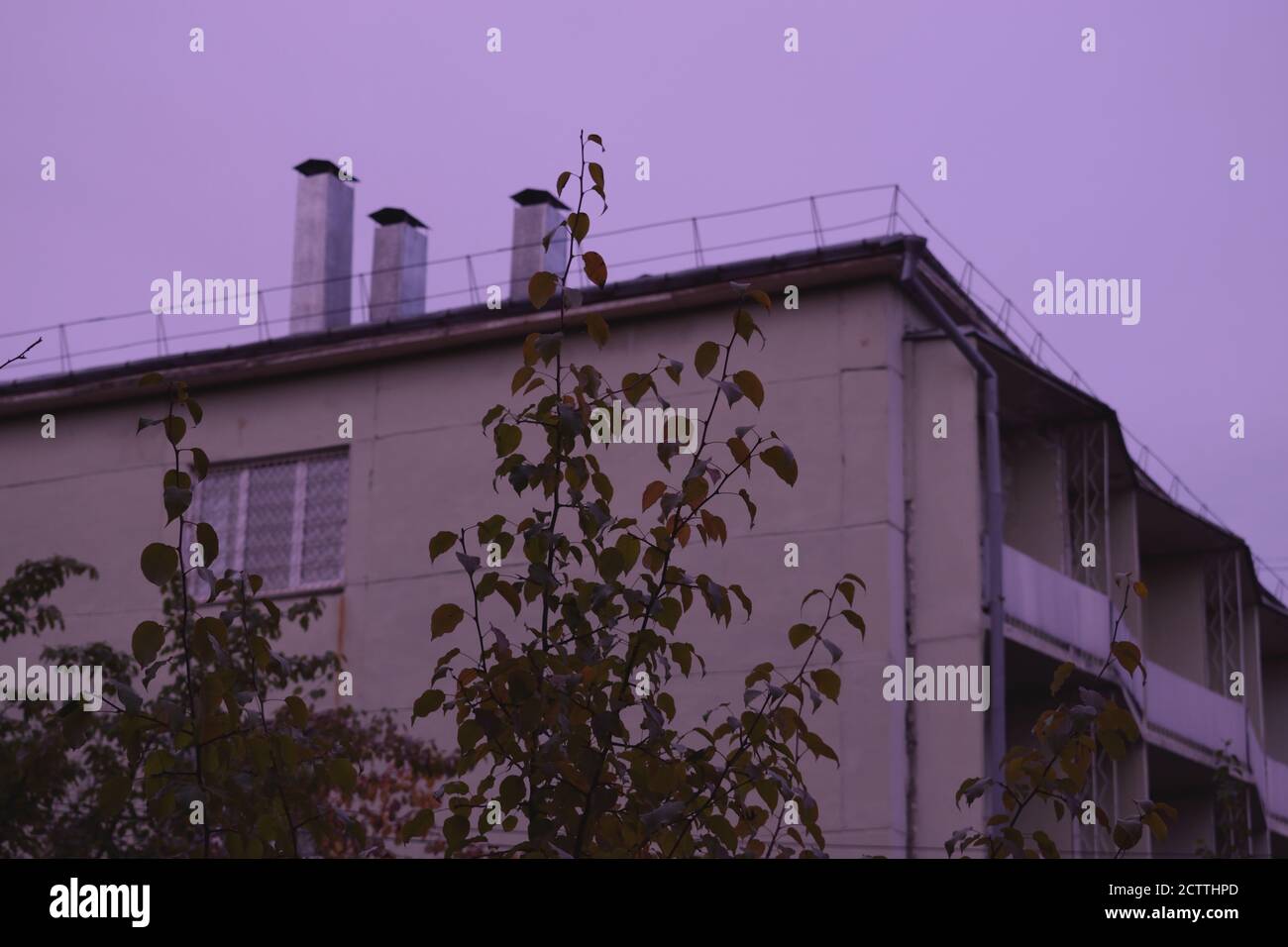 La cima di un vecchio edificio giallo sbiadito ad Angarsk, Russia Foto Stock