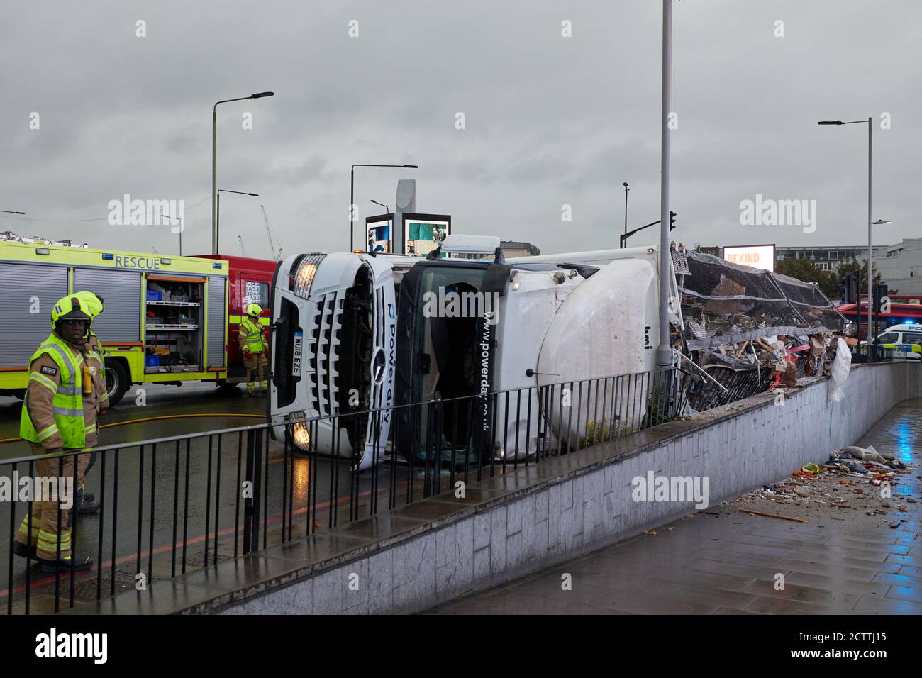 Londra, Regno Unito. - 25 settembre 2020: Lavoratori di emergenza sulla scena di un camion di rifiuti che si è rovesciato sulla rotatoria di Holland Park, vicino a Shepherd's Bush a Londra ovest. Foto Stock