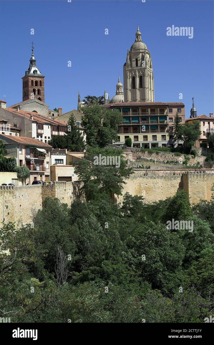 Segovia, España, Hiszpania, Spagna, Spagnolo; frammento della città con la torre della cattedrale. Fragment der Stadt mit dem Domturm. 城市的片段有大教堂塔的。Panorama Foto Stock