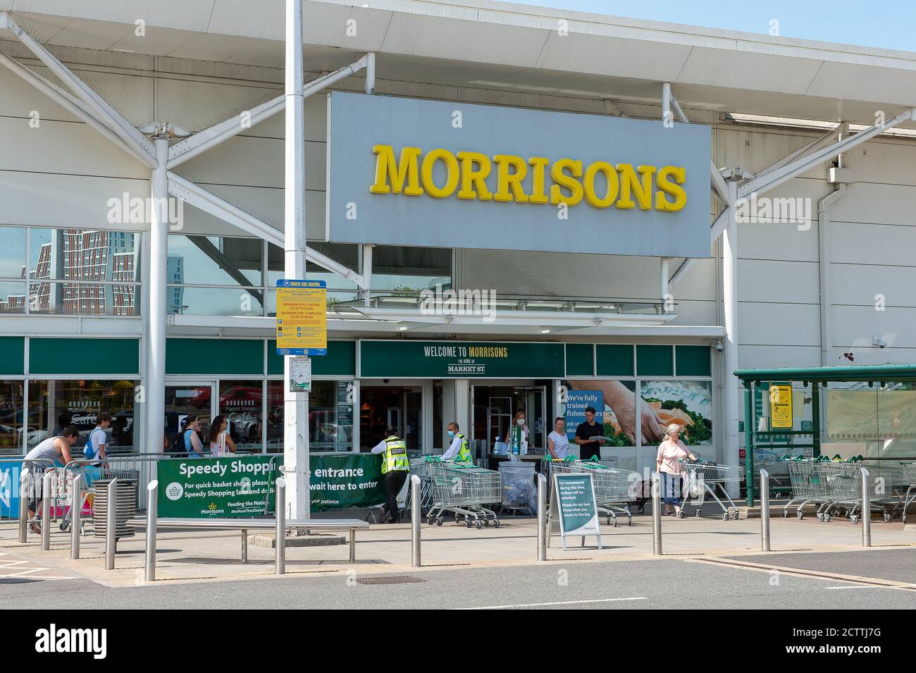 Bracknell, Berkshire Regno Unito. 2 maggio 2020. Il supermercato alimentare Morrisons a Bracknell, Berkshire, è stato aperto durante il Coronavirus Covid-19 Pandemic Lockdown per lo shopping essenziale. Credito: Maureen McLean/Alamy Foto Stock