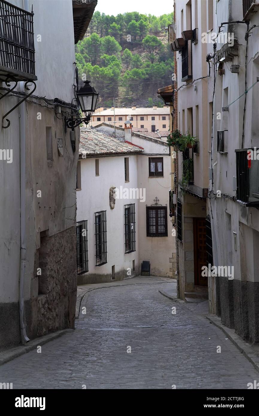 Pastrana, España, Hiszpania, Spagna, Spanien; una stradina vuota nel centro storico senza persone. Leere schmale Straße in der Altstadt ohne Menschen Foto Stock