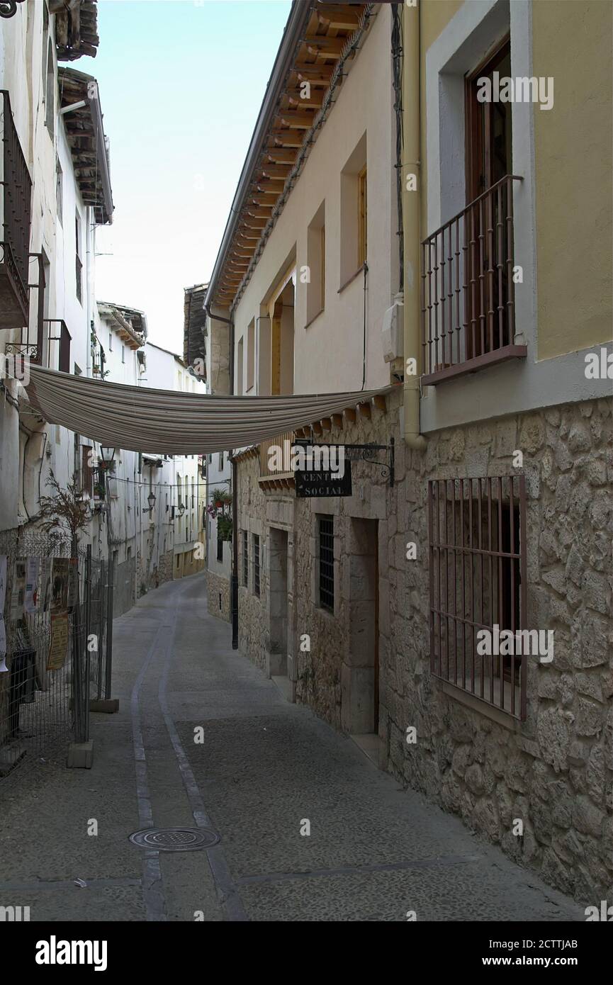Pastrana, España, Hiszpania, Spagna, Spanien; una stradina vuota nel centro storico senza persone. Leere schmale Straße in der Altstadt ohne Menschen Foto Stock