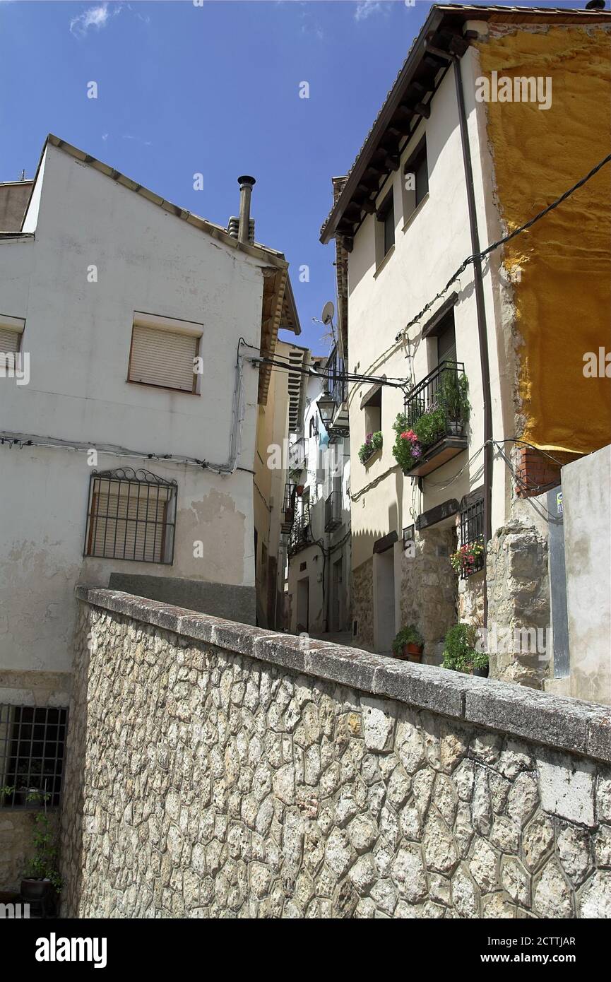 Pastrana, España, Hiszpania, Spagna, Spanien; una stradina vuota nel centro storico senza persone. Leere schmale Straße in der Altstadt ohne Menschen Foto Stock