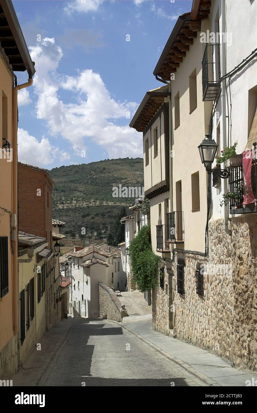 Pastrana, España, Hiszpania, Spagna, Spanien; una stradina vuota nel centro storico senza persone. Leere schmale Straße in der Altstadt ohne Menschen Foto Stock