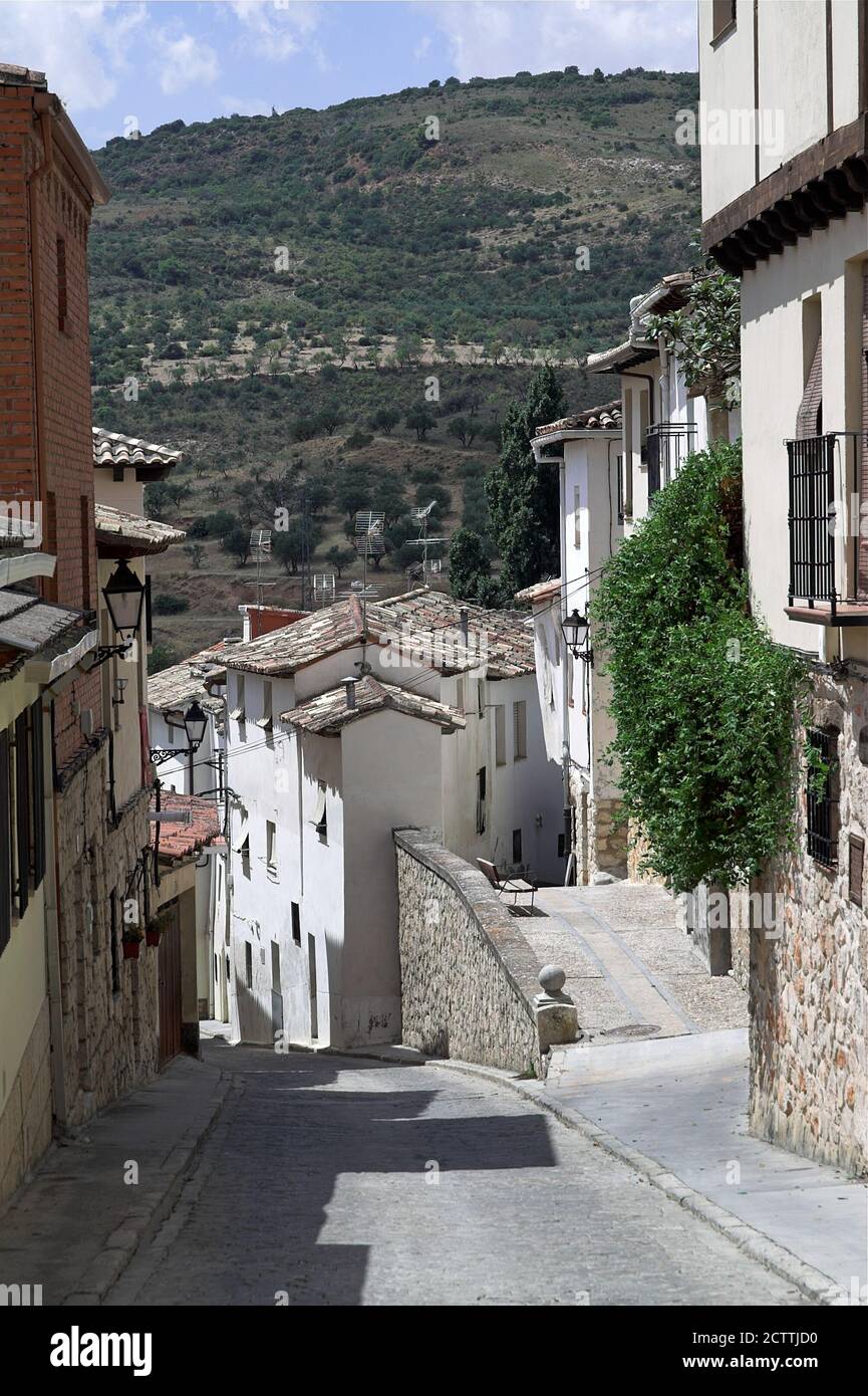 Pastrana, España, Hiszpania, Spagna, Spanien; una stradina vuota nel centro storico senza persone. Leere schmale Straße in der Altstadt ohne Menschen Foto Stock