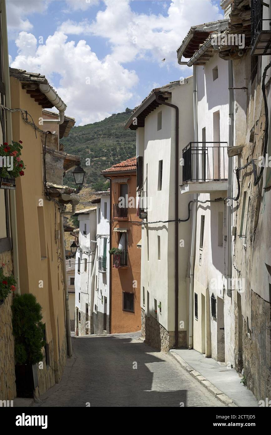 Pastrana, España, Hiszpania, Spagna, Spanien; una stradina vuota nel centro storico senza persone. Leere schmale Straße in der Altstadt ohne Menschen Foto Stock