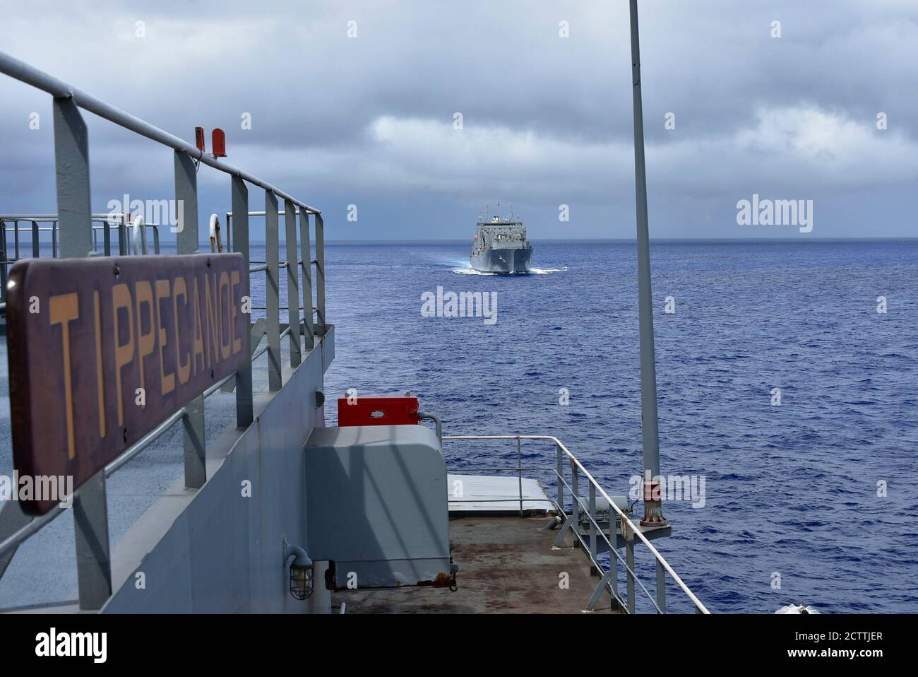 MARE DELLE FILIPPINE (settembre 14, 2020) – la nave da carico e munizioni secca di classe Lewis e Clark USNS Charles Drew (T-AKE 10) si avvicina all'oliatore di rifornimento della flotta USNS Tippecanoe (T-AO 199) in preparazione di un rifornimento in corso. (STATI UNITI Navy foto di Christopher Bosch) Foto Stock