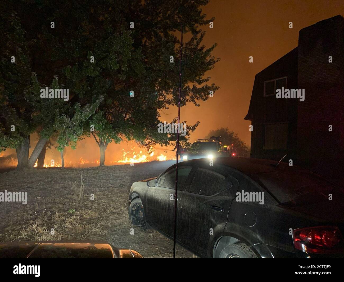 I vigili del fuoco del campo di Kingsley passarono gran parte del loro tempo spostandosi da casa a casa mentre le fiamme minacciavano una dopo l'altra durante la risposta iniziale ai due quattro incendi fuori Chiloquin, Ore., 8 settembre 2020. Il fuoco ha mostrato un comportamento estremo a causa di venti elevati e di umidità molto bassa e ha avvolto 10 mila acri nelle prime 12 ore. Foto Stock