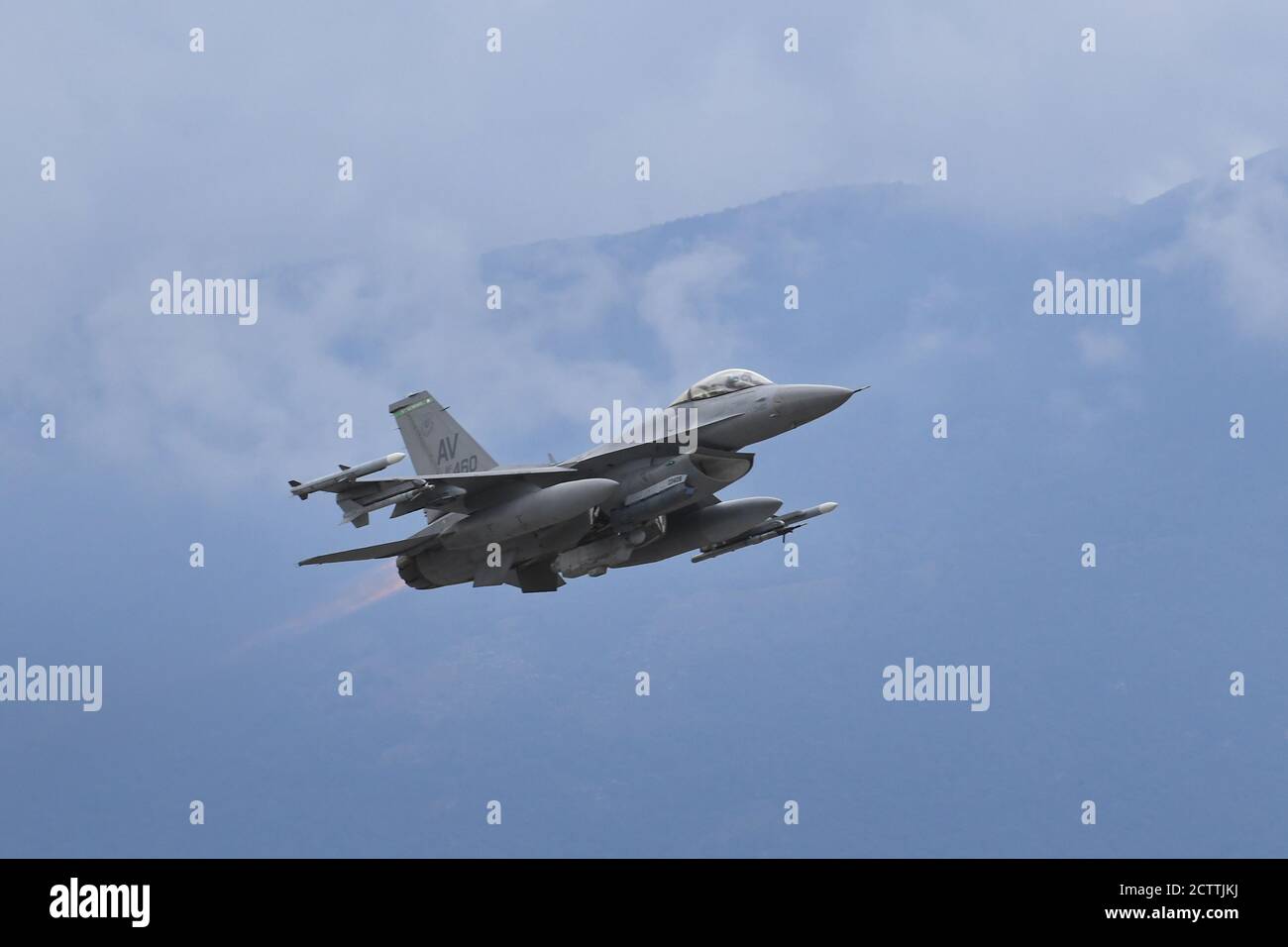 Una US Air Force F-16 Fighting Falcon assegnata al 555th Fighter Squadron decade dalla Aviano Air base, Italia, 24 settembre 2020. Il F-16 ha partecipato a Esercizio Guerriero coraggioso 20 che dimostra la forza e l’interoperabilità dell’alleanza della NATO attraverso stretti impegni di supporto aereo e logistici tra forze di base della coalizione ungherese, slovacca e rumena. (STATI UNITI Air Force foto di staff Sgt. Valerie Halbert) Foto Stock