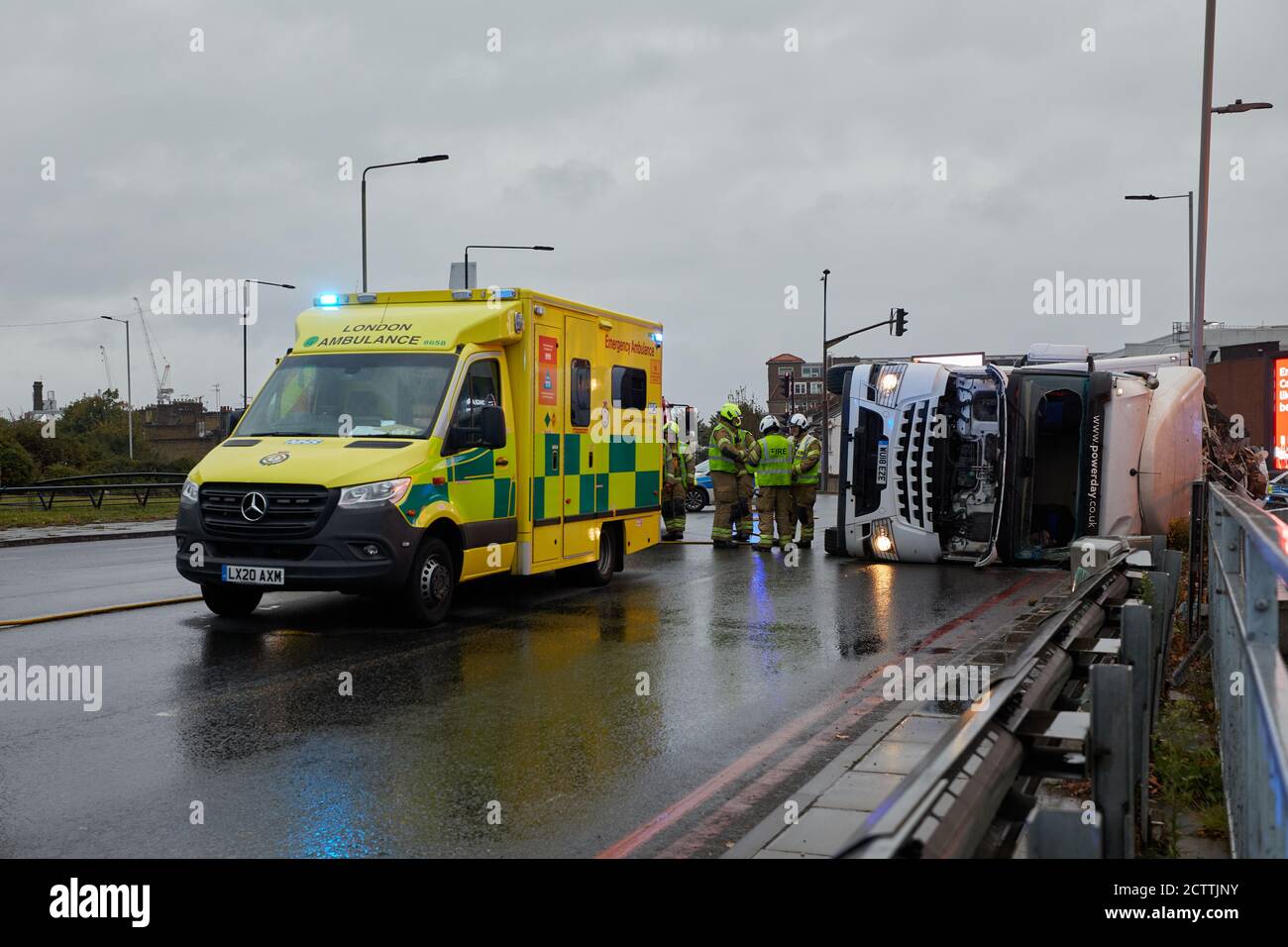 Londra, Regno Unito. - 25 settembre 2020: Lavoratori di emergenza sulla scena di un camion di rifiuti che si è rovesciato sulla rotatoria di Holland Park, vicino a Shepherd's Bush a Londra ovest. Foto Stock