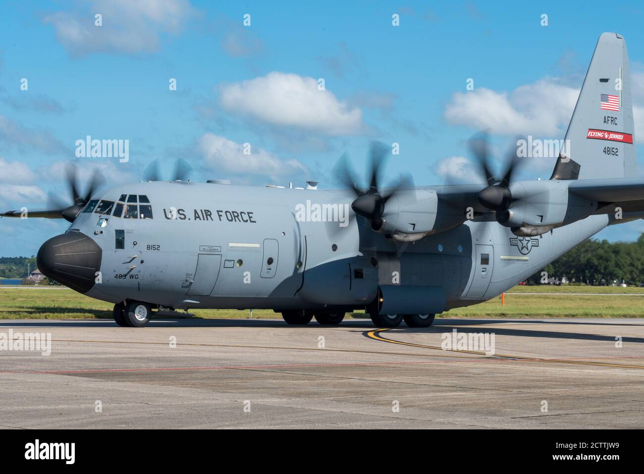 La riserva dell'aeronautica 403rd Wing ha cominciato evacuare il relativo velivolo dovuto le condizioni atmosferiche imminenti Tropical Sally è previsto per generare 13 settembre 2020. L'815° Airlift Squadron C-130J "Flying Jennies" e il 53° Weather Reconnaissance Squadron WC-130J "Hurricane Hunters" si sono ricollocati alla base congiunta di San Antonio e all'aeroporto di Ellington, Texas. Il 53o WRS continuerà a volare le missioni di raccolta dati per supportare il National Hurricane Center di Ellington. (STATI UNITI Air Force foto di Senior Airman Kristen Pittman) Foto Stock