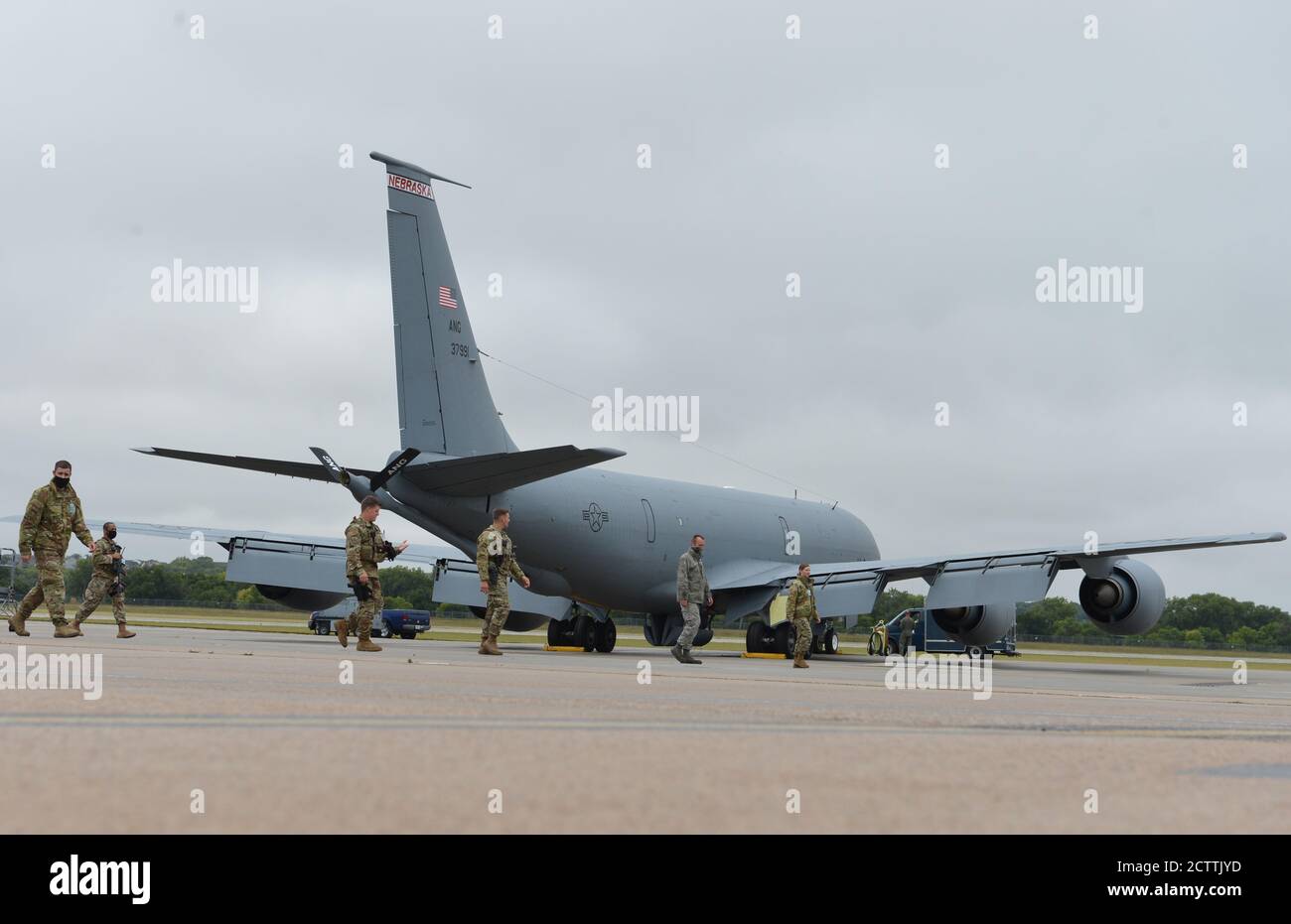 Airmen con la 155th Air Refueling Wing cammina il volo, 12 settembre 2020, alla ricerca di detriti sciolti alla base aerea della Guardia Nazionale del Nebraska a Lincoln, Nebraska. La 155a Ala Airmen si stava preparando a partecipare a un esercizio di generazione di aeromobili, progettato per testare la capacità dell'organizzazione di lanciare rapidamente il suo aeromobile entro un periodo di tempo specifico a sostegno di un'operazione di emergenza. (Foto della Guardia Nazionale aerea del Nebraska di Senior Master Sgt. Shannon Nielsen) Foto Stock