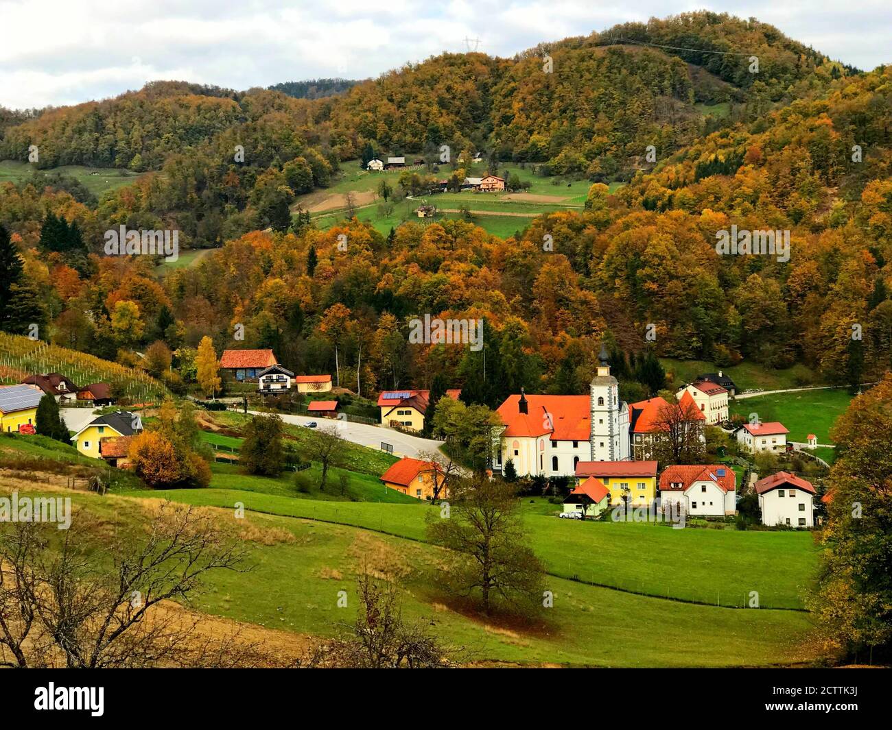 Splendido paesaggio rurale idilliaco, Slovenia. Pittoresco villaggio idilliaco di Olimje. Panoramica campagna slovena. Colline verdi. Autunno foresta. Calma Foto Stock