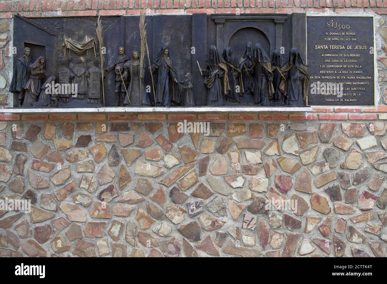 Malagón, España, Hiszpania, Spagna, Spanien; una lapide commemorativa sulla fondazione del monastero da parte di Santa Teresa di Gesù. Foto Stock