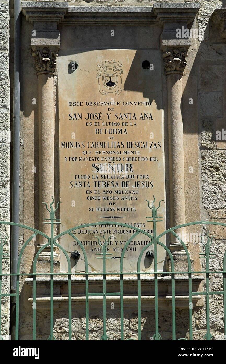 Una lapide commemorativa della fondazione di un monastero da parte di Santa Teresa di Gesù. Gedenktafel zum Gedenken an die heilige Teresa von Jesus. Foto Stock