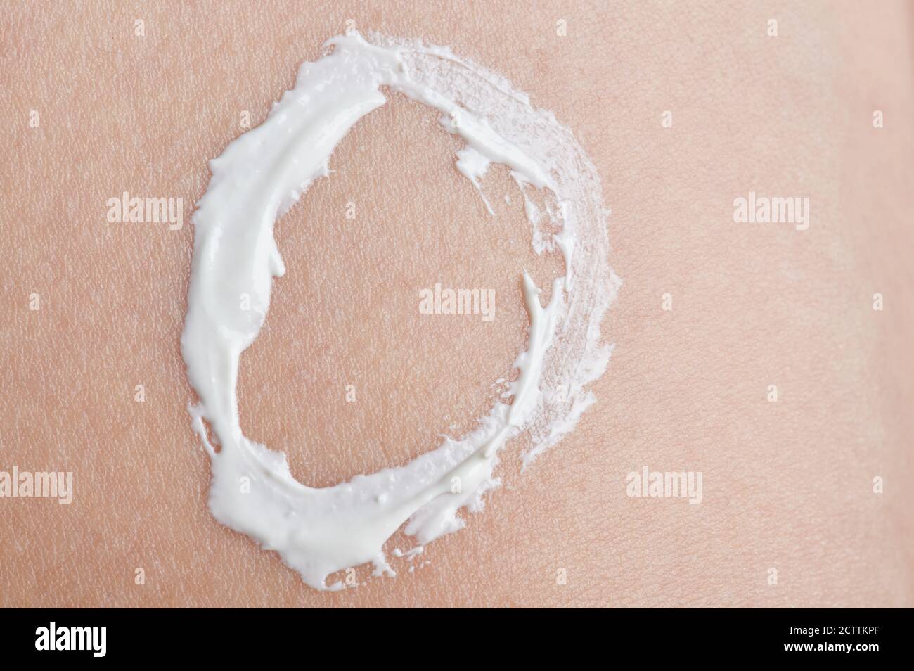 Pelle caucasica luminosa con vista ravvicinata della crema idratante Foto Stock