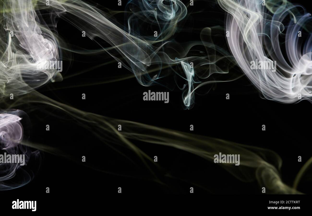 Colorata forma astratta del fumo su sfondo nero isolato Foto Stock